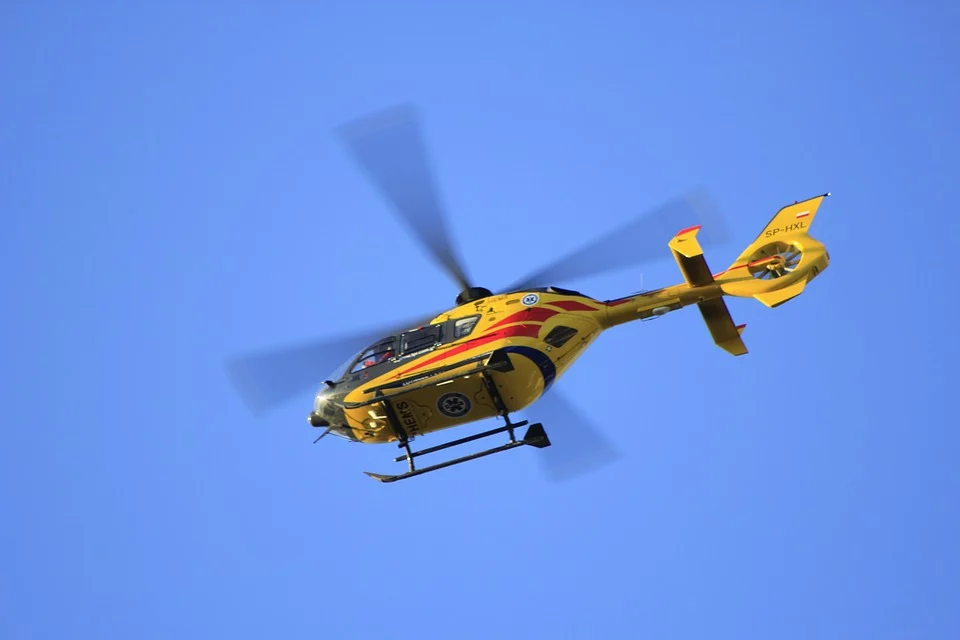 Lądowanie helikoptera ratunkowego na dworcu autobusowym w Wieluniu