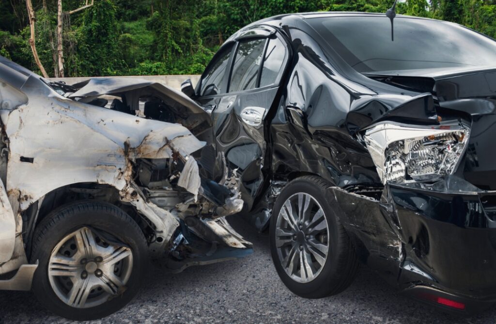 Wypadek drogowy na DK43 w Pątnowie: Osobówka dachowała na zasypanej drodze