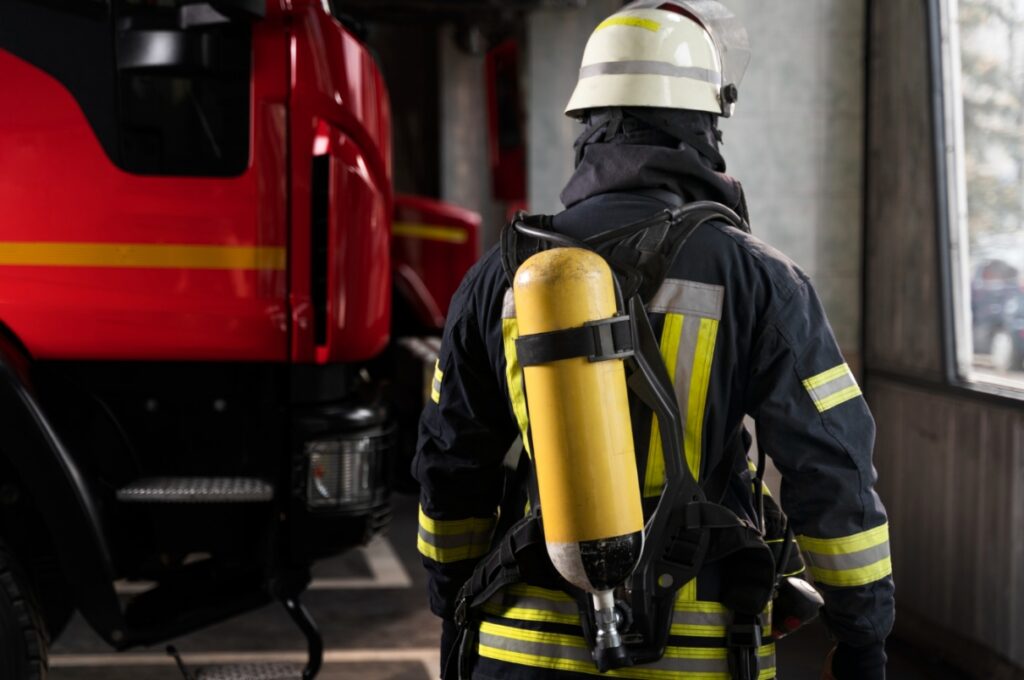 Wielotysięczne straty po nocnym pożarze w Kraszkowicach: sześć zastępów straży pożarnej borykało się z płomieniami