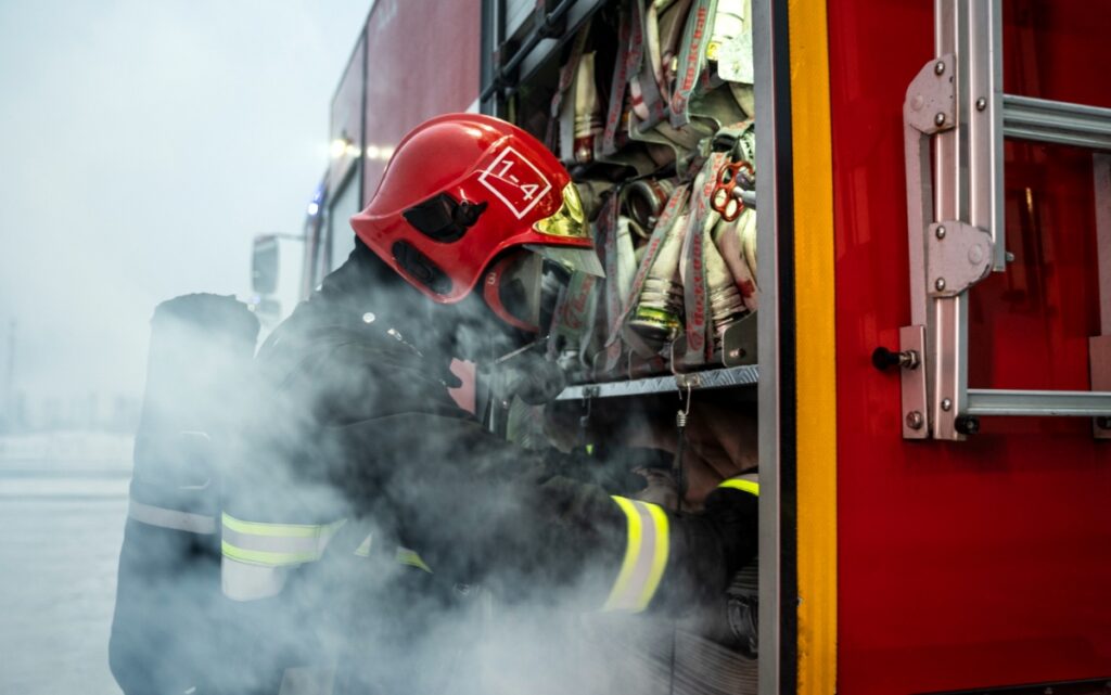 Niespokojna piątkowa noc w Wieluniu: Straż pożarna interweniowała 29 razy