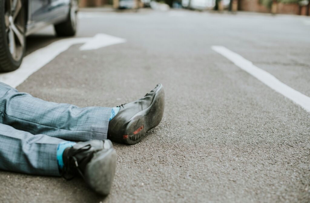 Senior potrącony przez samochód na przejściu dla pieszych: szczegóły zdarzenia badają wieluńscy policjanci